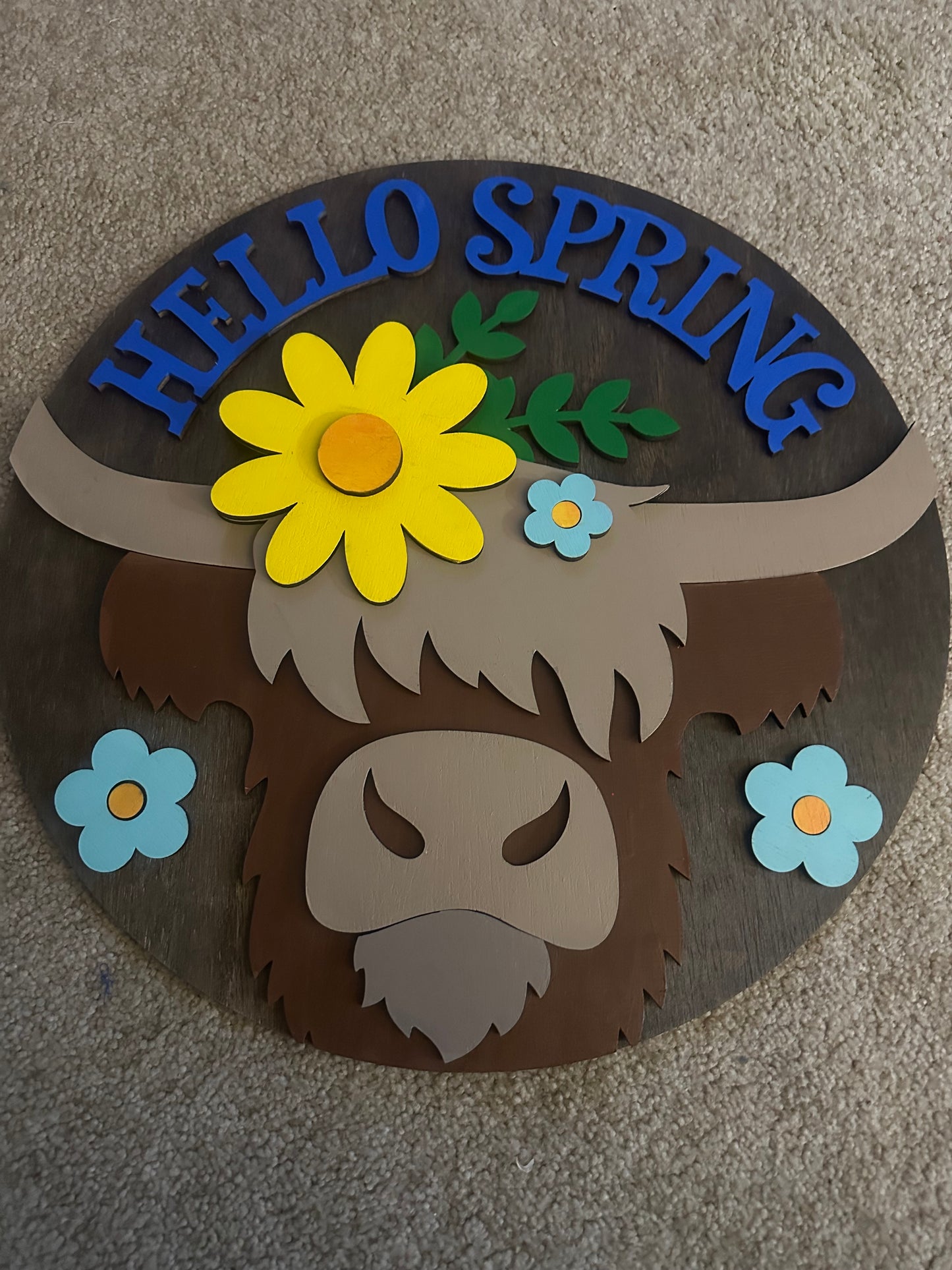 Hello Spring Highland Cow Sign β 18β Round Farmhouse Door Decor