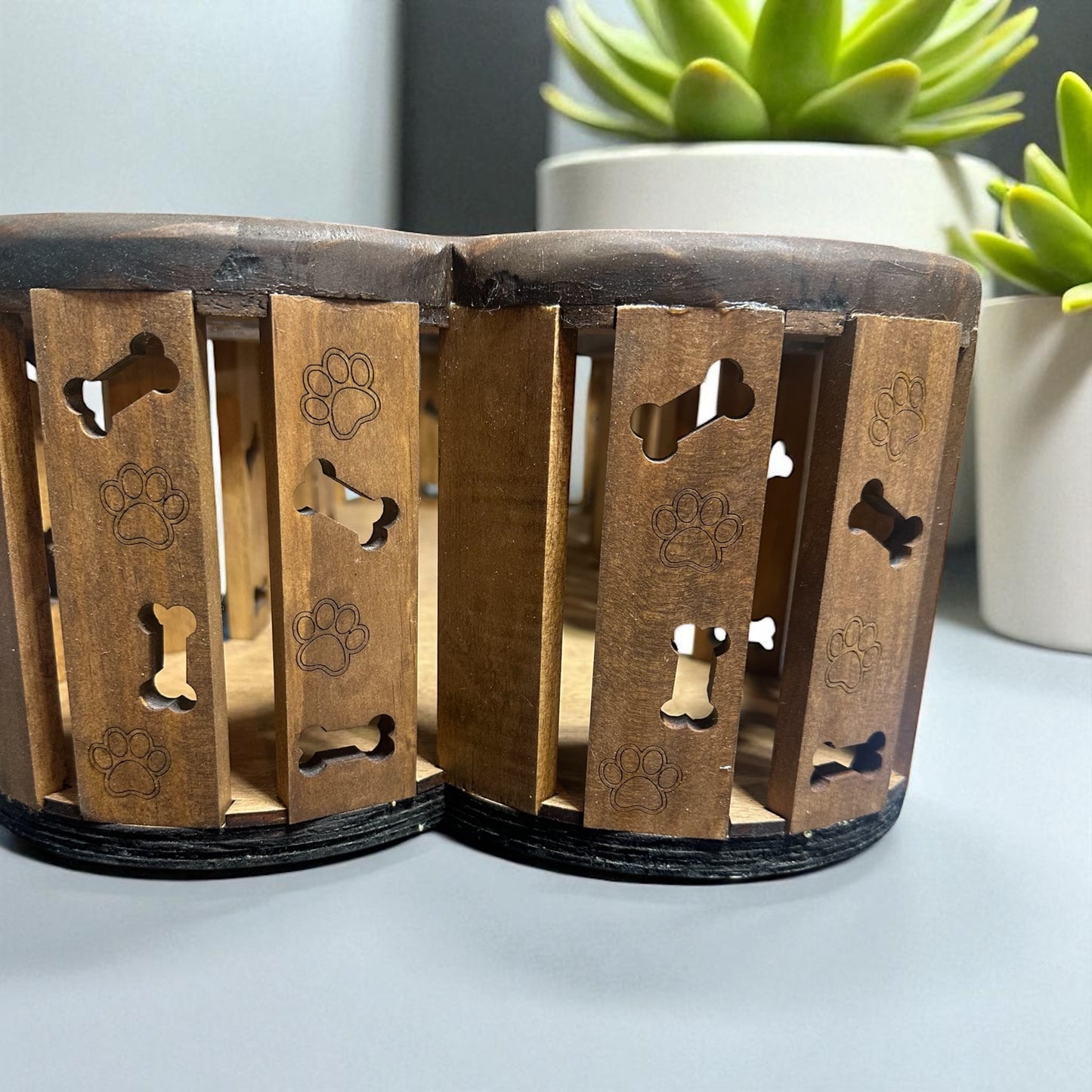 π The perfect gift for pet parents β handcrafted toy boxes shaped like a bone or paw, both practical and irresistibly cute.