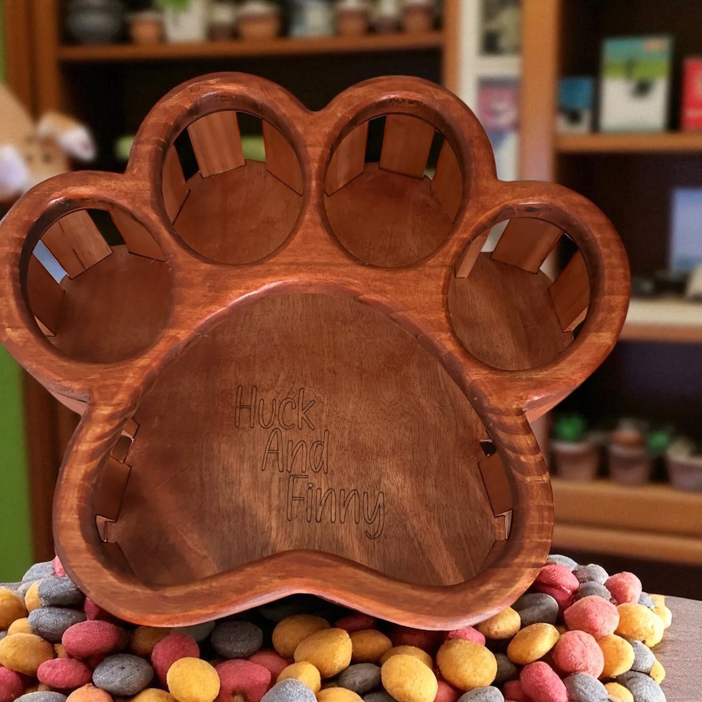π The perfect gift for pet parents β handcrafted toy boxes shaped like a bone or paw, both practical and irresistibly cute.