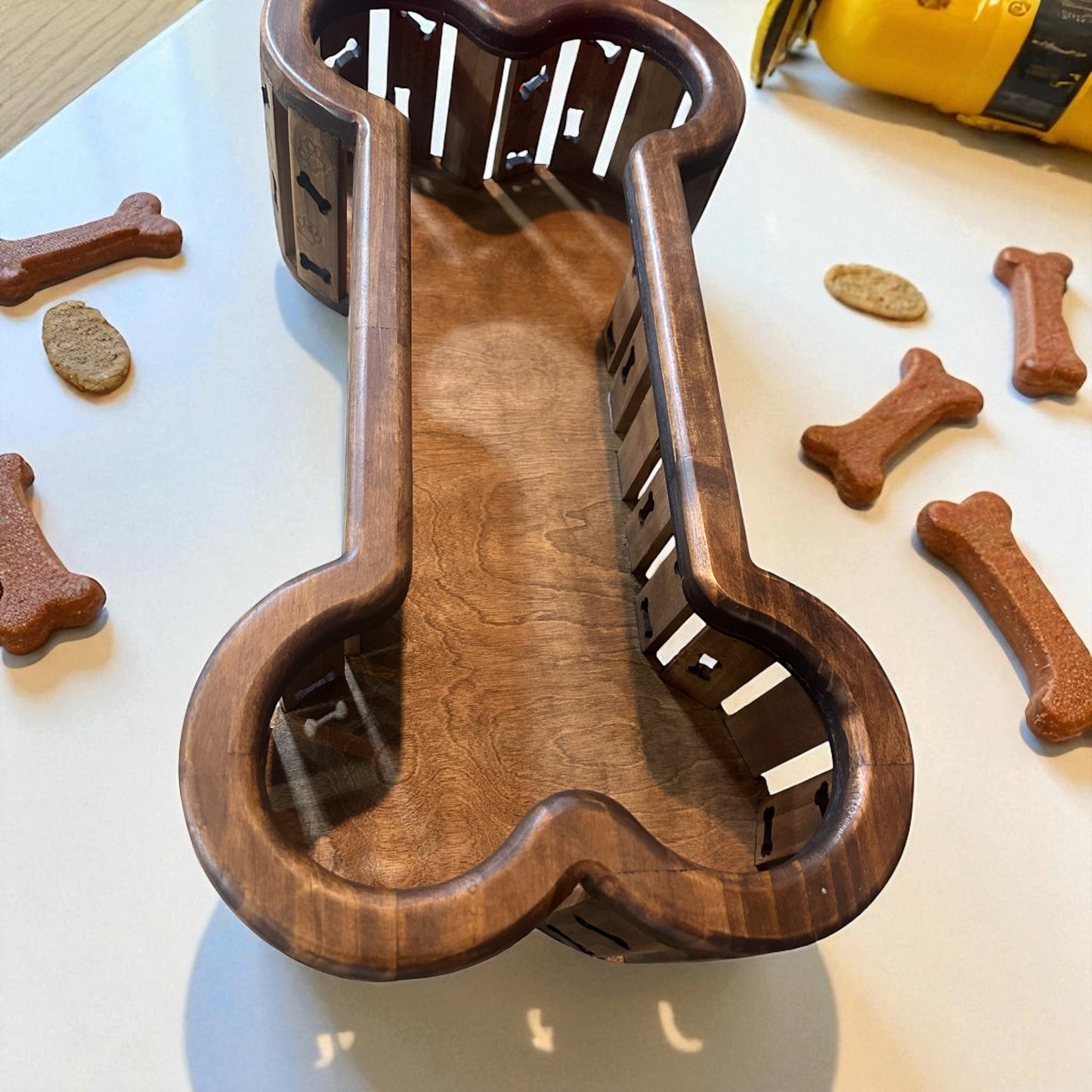 π The perfect gift for pet parents β handcrafted toy boxes shaped like a bone or paw, both practical and irresistibly cute.
